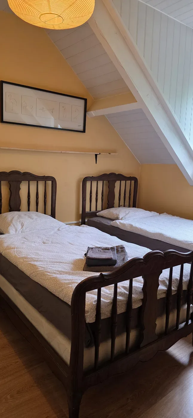 La Chambre Sous les Toits avec ses lits jumeaux et son esprit mansardé