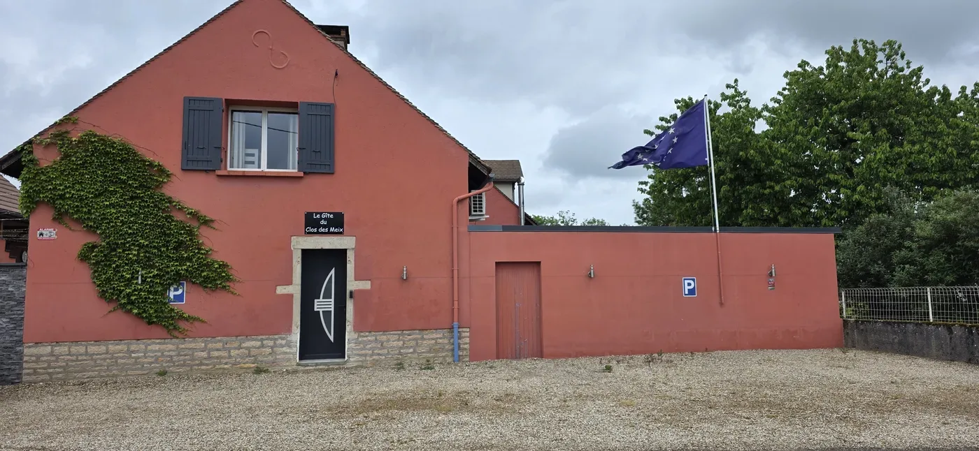 Façade terracotta et cour d'arrivée au Clos des Meix