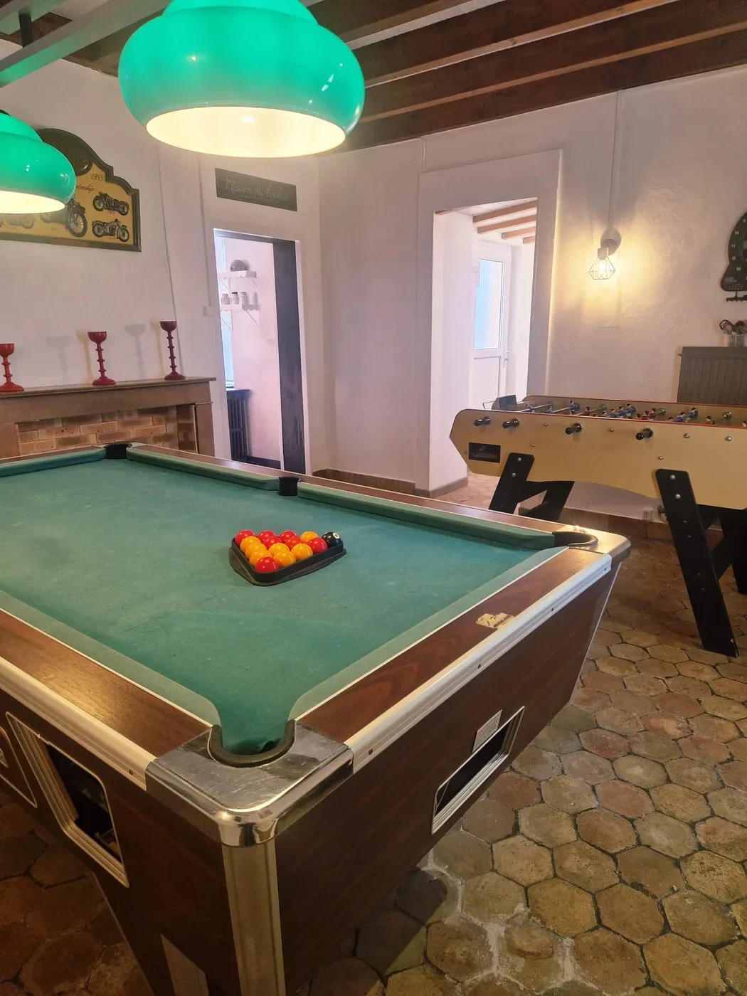Salle de jeux avec billard américain